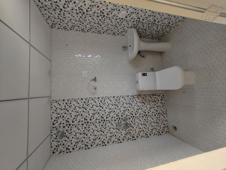 Bathroom, sector 16 greater noida 3.5 Bedroom 100 Sq.Yd. Villa In Sector 16 Greater Noida Greater Noida 9775409