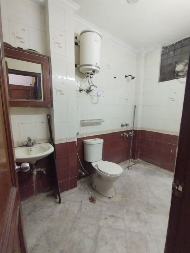 Bathroom, malviya nagar 3 Bedroom 1800 Sq.Ft. Builder Floor In Malviya Nagar Delhi 9781055