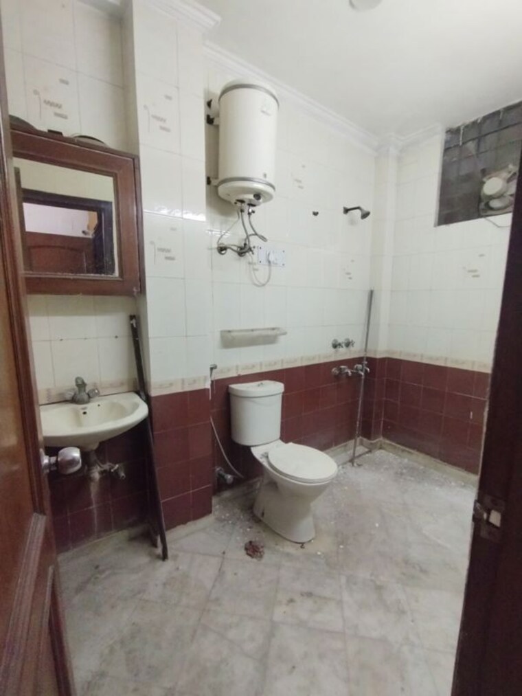 Bathroom, malviya nagar 3 Bedroom 1800 Sq.Ft. Builder Floor In Malviya Nagar Delhi 9781055