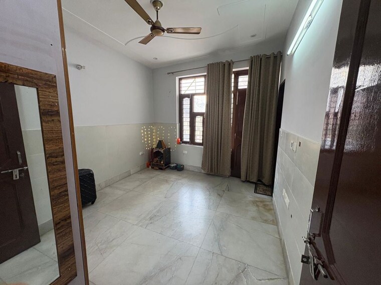 Room, sushant lok iii 2.5 Bedroom 204 Sq.Yd. Builder Floor In Sushant Lok Iii Gurgaon 9781061