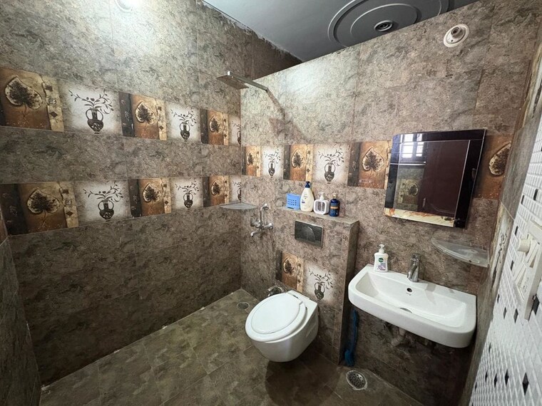 Bathroom, sushant lok iii 2.5 Bedroom 204 Sq.Yd. Builder Floor In Sushant Lok Iii Gurgaon 9781061
