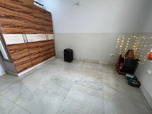 Room in 2.5 BHK Builder Floor at Sushant Lok Iii – for Rent