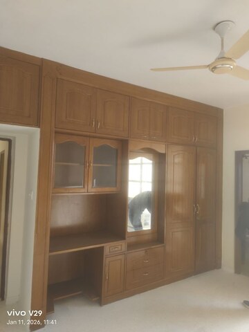 Room in 3 BHK Apartment at DLF Hamilton Court, Sector 27 – for Rent