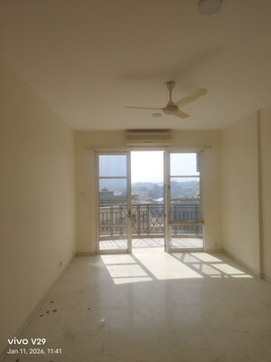 Room in 3 BHK Apartment at DLF Hamilton Court, Sector 27 – for Rent