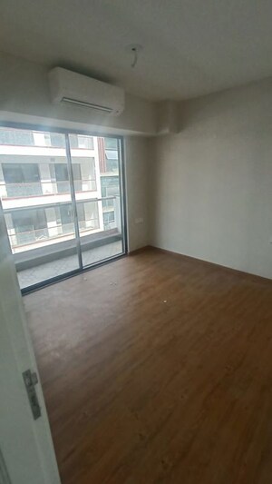 Room in 3 BHK Apartment at Signature Global City 63A, Sector 63a – for Rent