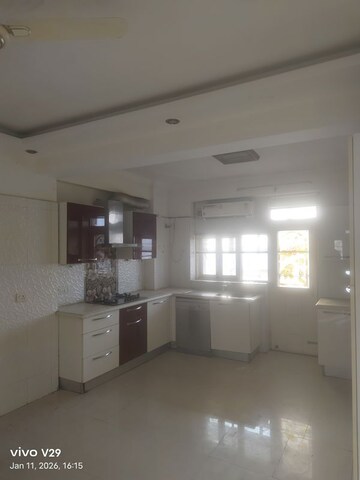 Room in 3 BHK Apartment at Omaxe The Nile, Sector 49 – for Rent