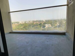 Room in 4 BHK Apartment at Oxy Beaumonde, Viman Nagar – for Sale