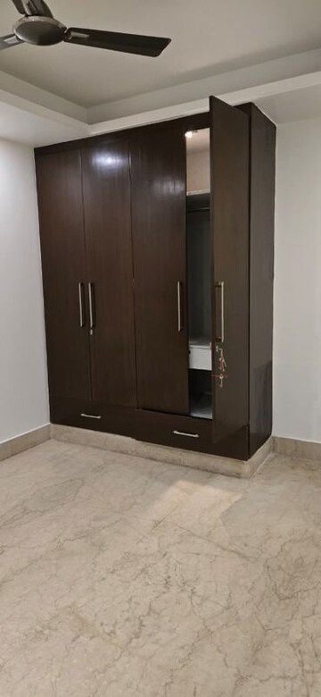 Room in 3 BHK Builder Floor at South Extension ii – for Rent