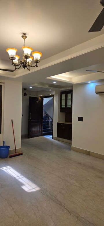 Room in 3 BHK Builder Floor at South Extension ii – for Rent