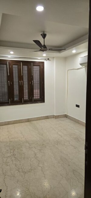 Room in 3 BHK Builder Floor at South Extension ii – for Rent