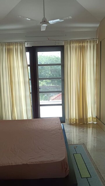 Room in 5 BHK Villa at Vipul Tatvam Villas, Sector 48 – for Rent