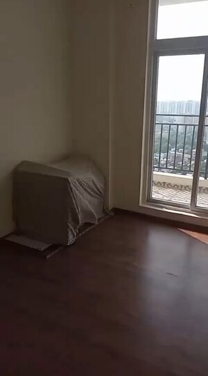 Room in 3 BHK Apartment at Omaxe The Palace, Gomti Nagar – for Sale