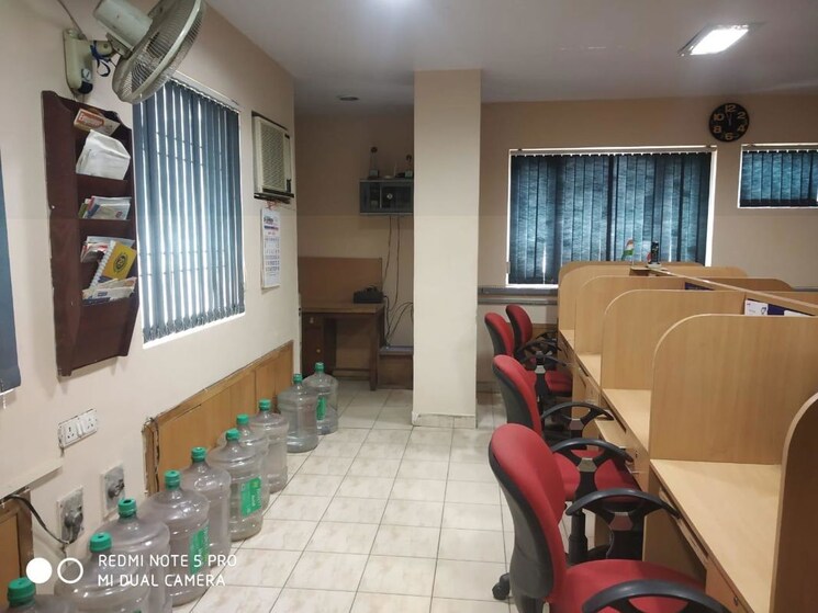  Parking, hazratganj Commercial Office Space 700 Sq.Ft. In Hazratganj Lucknow 9781414