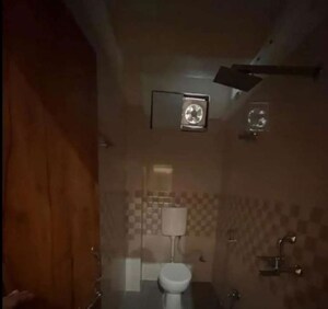 Bathroom in 1 BHK Apartment at Hazratganj – for Rent