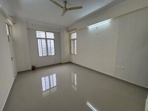 Room in 3 BHK Apartment at Eldeco Elegance, Gomti Nagar – for Rent