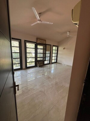 Room in 5 BHK Villa at Vipul Tatvam Villas, Sector 48 – for Rent