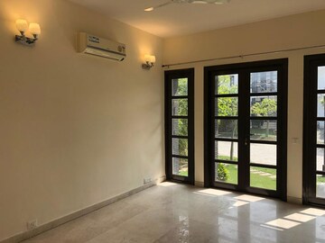 Room in 5 BHK Villa at Vipul Tatvam Villas, Sector 48 – for Rent