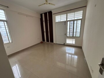 Room in 3 BHK Apartment at Eldeco Elegance, Gomti Nagar – for Rent