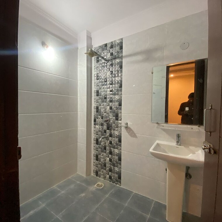 Bathroom, chattarpur 2 Bedroom 1000 Sq.Ft. Builder Floor In Chattarpur Delhi 9781766