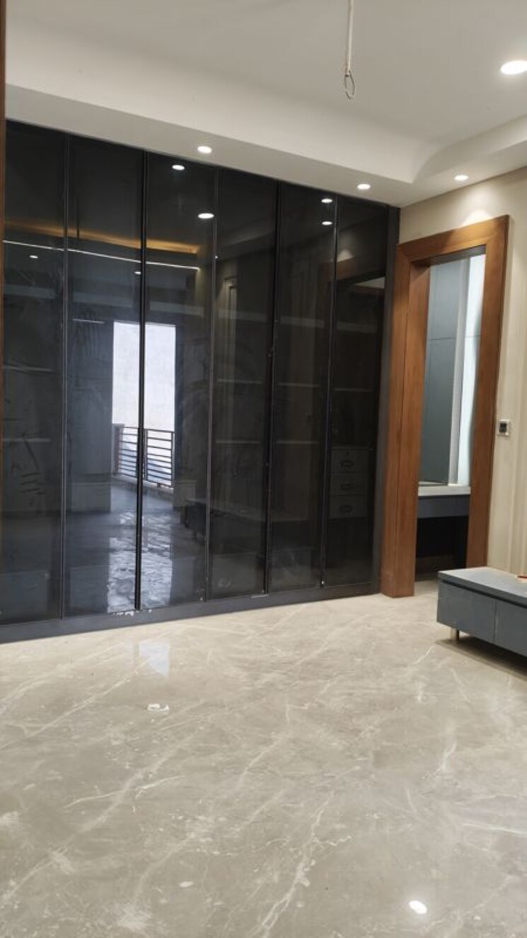 Room, parklands 4 Bedroom 250 Sq.Yd. Builder Floor In Sector 85 Faridabad 9781770