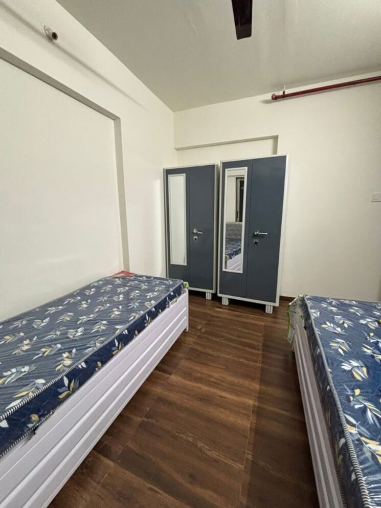 Room, goregaon east Pg For Girls In Goregaon East 9781794