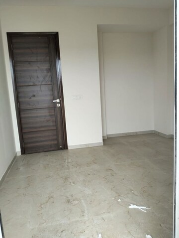 Room in 2.5 BHK Apartment at Smart World Gems, Sector 89 – for Rent