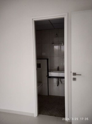 Room in 3 BHK Apartment at Godrej Hillside, Mahalunge – for Rent