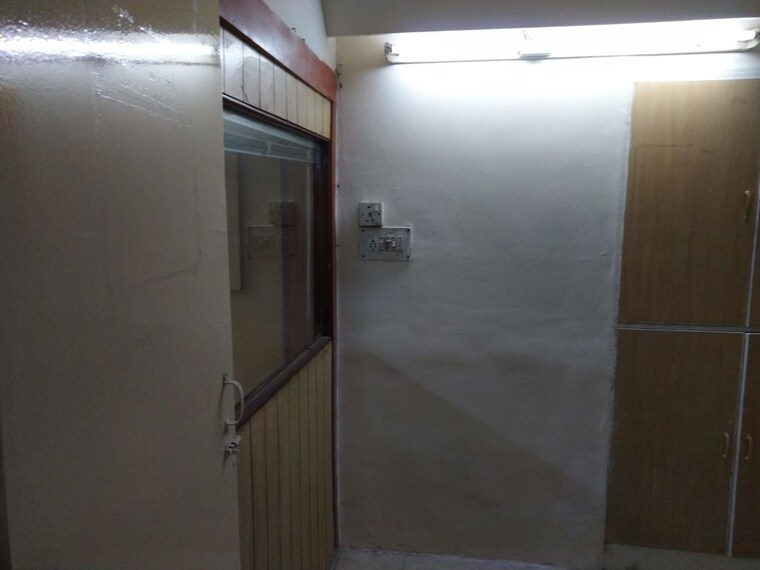 Room, mulund west Commercial Office Space 300 Sq.Ft. In Mulund West Mumbai 9782066