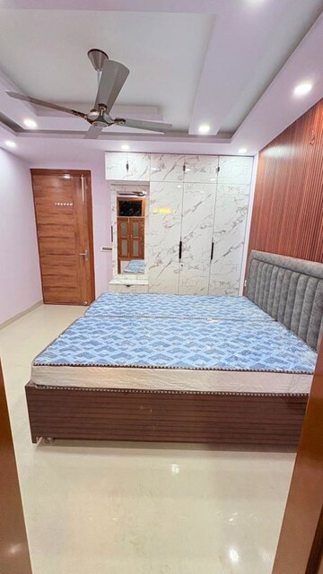 Bedroom in 2 BHK Builder Floor at Ameya One, Sector 42 – for Rent