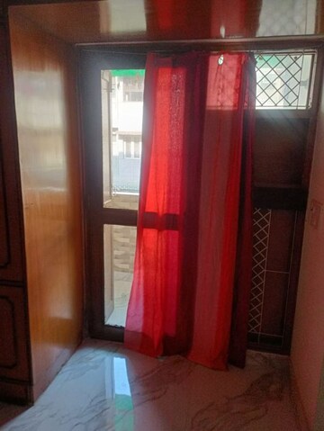 Room in 3 BHK Apartment at Vasundhara Enclave – for Rent