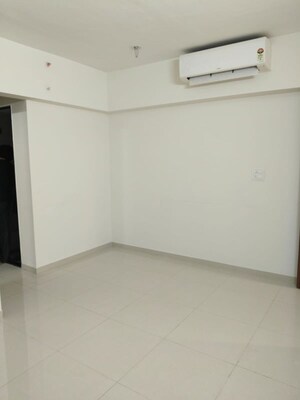 Room in 1 BHK Apartment at Lodha Amara, Kolshet Road – for Rent