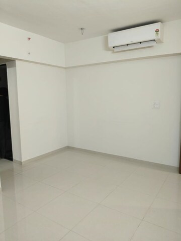 Room in 1 BHK Apartment at Lodha Amara, Kolshet Road – for Rent