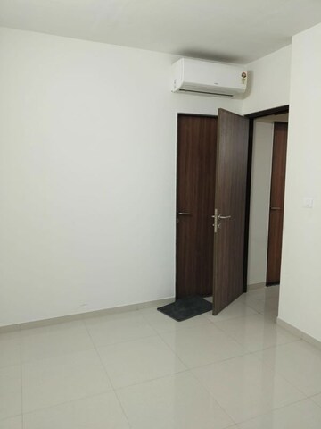 Room in 1 BHK Apartment at Lodha Amara, Kolshet Road – for Rent