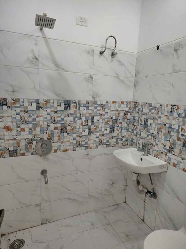 Bathroom, dhakoli 3 Bedroom 100 Sq.Yd. Builder Floor In Dhakoli Zirakpur 9782418