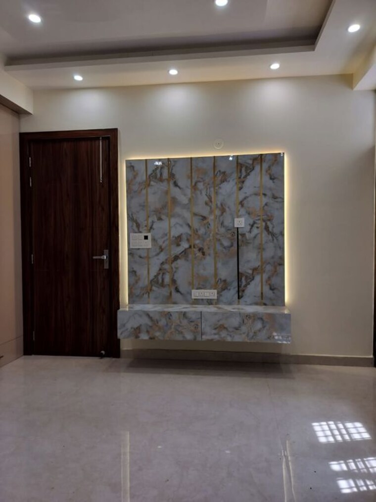 Room, sector 46 3 Bedroom 250 Sq.Mt. Independent House In Sector 46 Noida 9782423