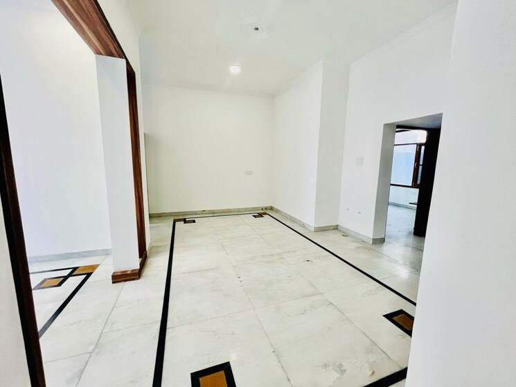 Room, dhakoli 5 Bedroom 128 Sq.Yd. Builder Floor In Dhakoli Zirakpur 9782442