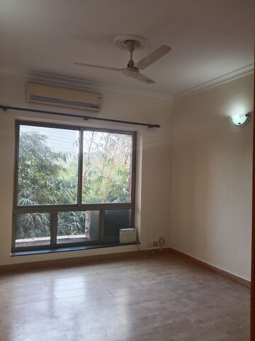 Room in 3 BHK Apartment at Central Park I, Sector 42 – for Rent