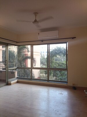Room in 3 BHK Apartment at Central Park I, Sector 42 – for Rent