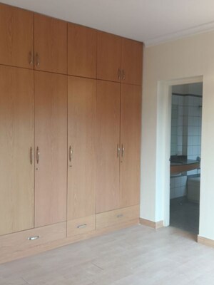 Room in 3 BHK Apartment at Central Park I, Sector 42 – for Rent