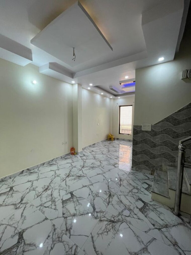 Room, sector 21c 4 Bedroom 500 Sq.Yd. Builder Floor In Sector 21c Faridabad 9782847