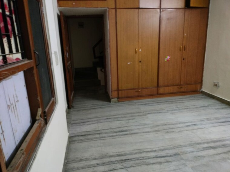 Room, sector 23 4 Bedroom 2800 Sq.Ft. Independent House In Sector 23 Gurgaon 9783045
