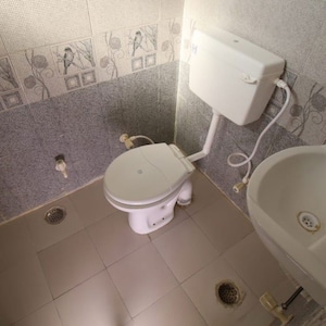 Bathroom in 1 BHK Builder Floor at Sector 62 – for Rent