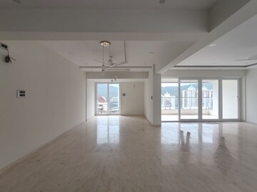 Room in 5 BHK Apartment at Viraj Tower, Kalwa – for Rent