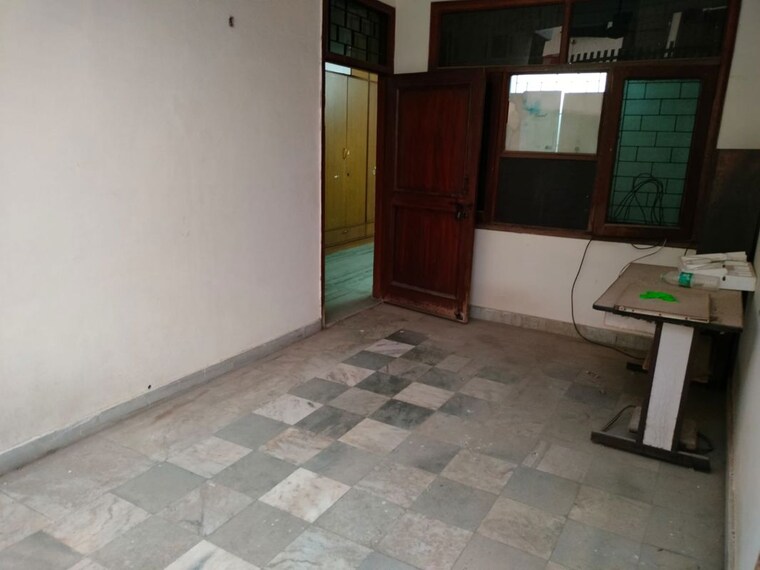 Room, sector 23 1 Bedroom 550 Sq.Ft. Apartment In Sector 23 Gurgaon 9783168