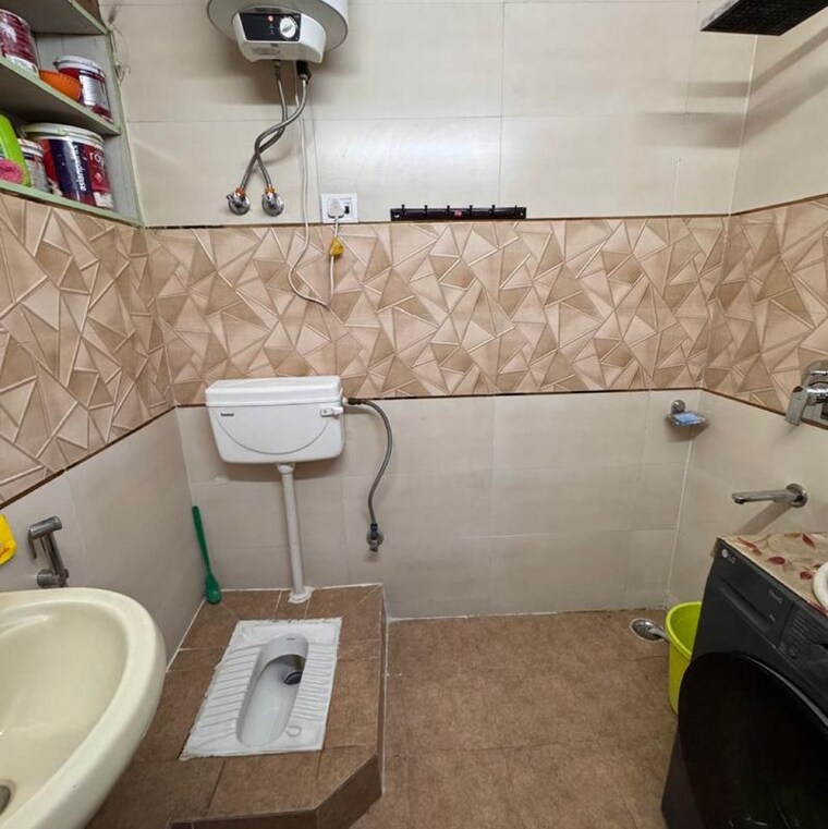 Bathroom, malviya nagar 3 Bedroom 1000 Sq.Ft. Builder Floor In Malviya Nagar Delhi 9783663