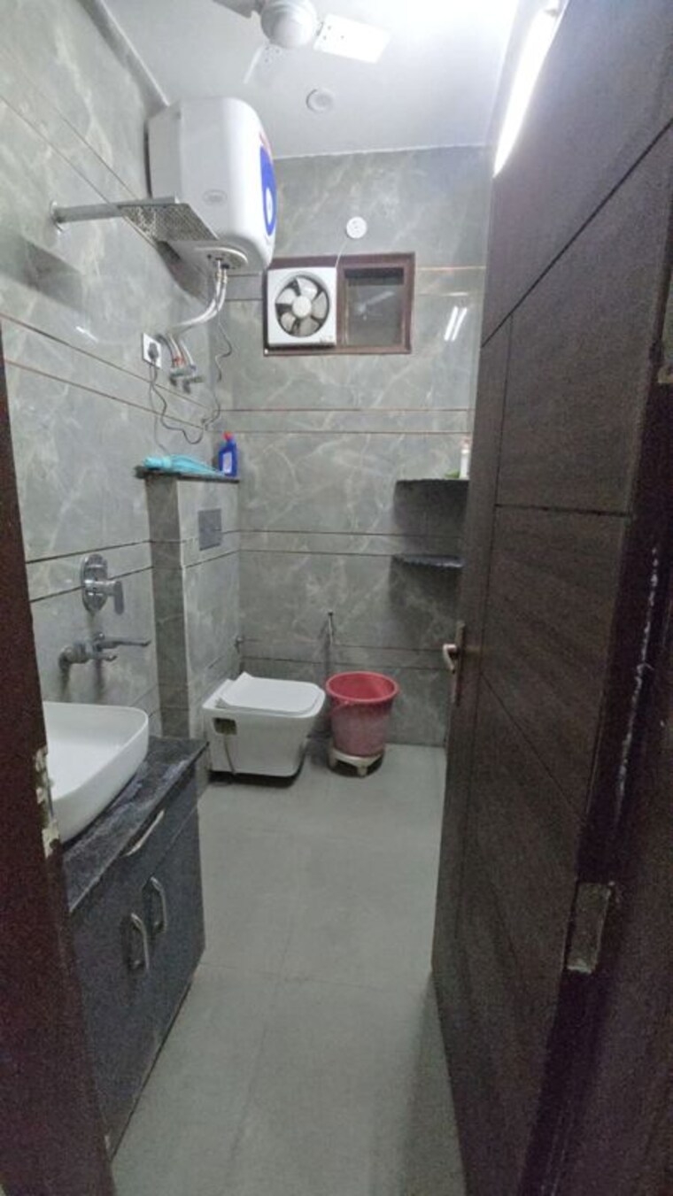 Bathroom, sri niwaspuri 2.5 Bedroom 1100 Sq.Ft. Builder Floor In Sri Niwaspuri Delhi 9783754