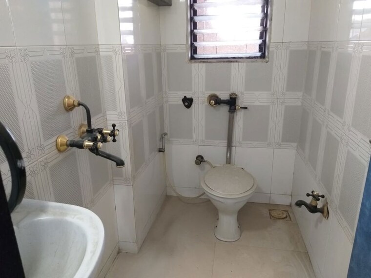 Bathroom, hdil-metropolis-residences 3 Bedroom 1350 Sq.Ft. Apartment In Andheri West Mumbai 9783172