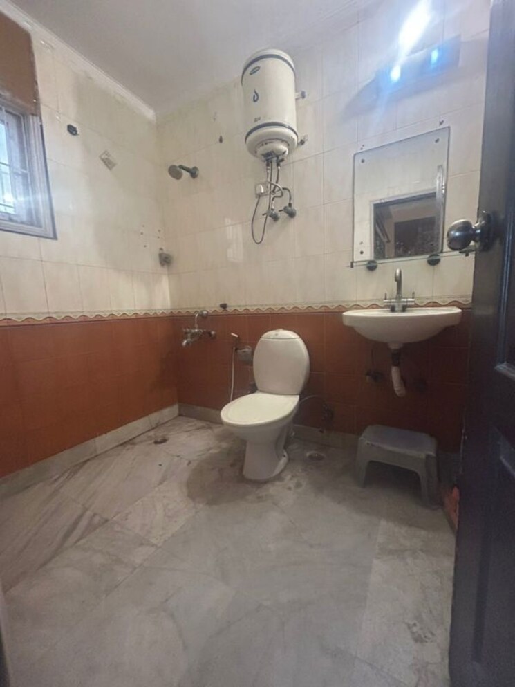 Bathroom, sector 19 dwarka 3 Bedroom 1400 Sq.Ft. Apartment In Sector 19 Dwarka Delhi 9783937