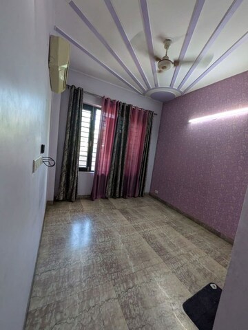 Room in 3 BHK Villa at Sector 23a – for Rent