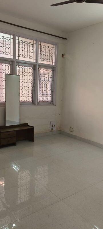 Room in 3 BHK Apartment at Sector 3 Dwarka – for Rent